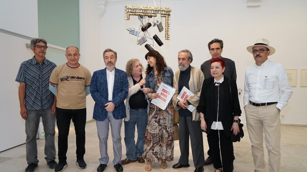 La concejala de Cultura, Ana Redondo, con algunos de los artistas de la exposición ‘espacio. sonido. silencios.’ en el Museo Patio Herreriano-ICAL