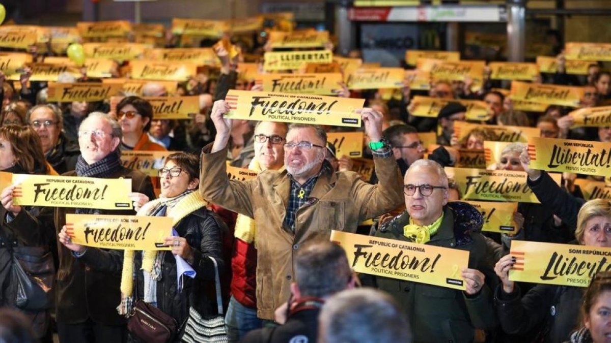 Participantes en la concentración por la puesta en libertad de Junqueras, en su localidad, Sant Vicenç dels Horts.-/ PERIODICO (ROBERT RAMOS)