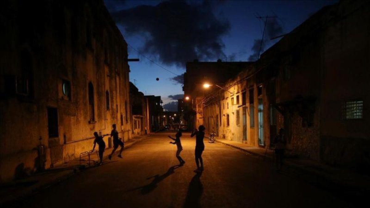 Niños jugando en una calle en el centro de La Habana, Cuba.-REUTERS / ALEXANDRE MENEGHINI