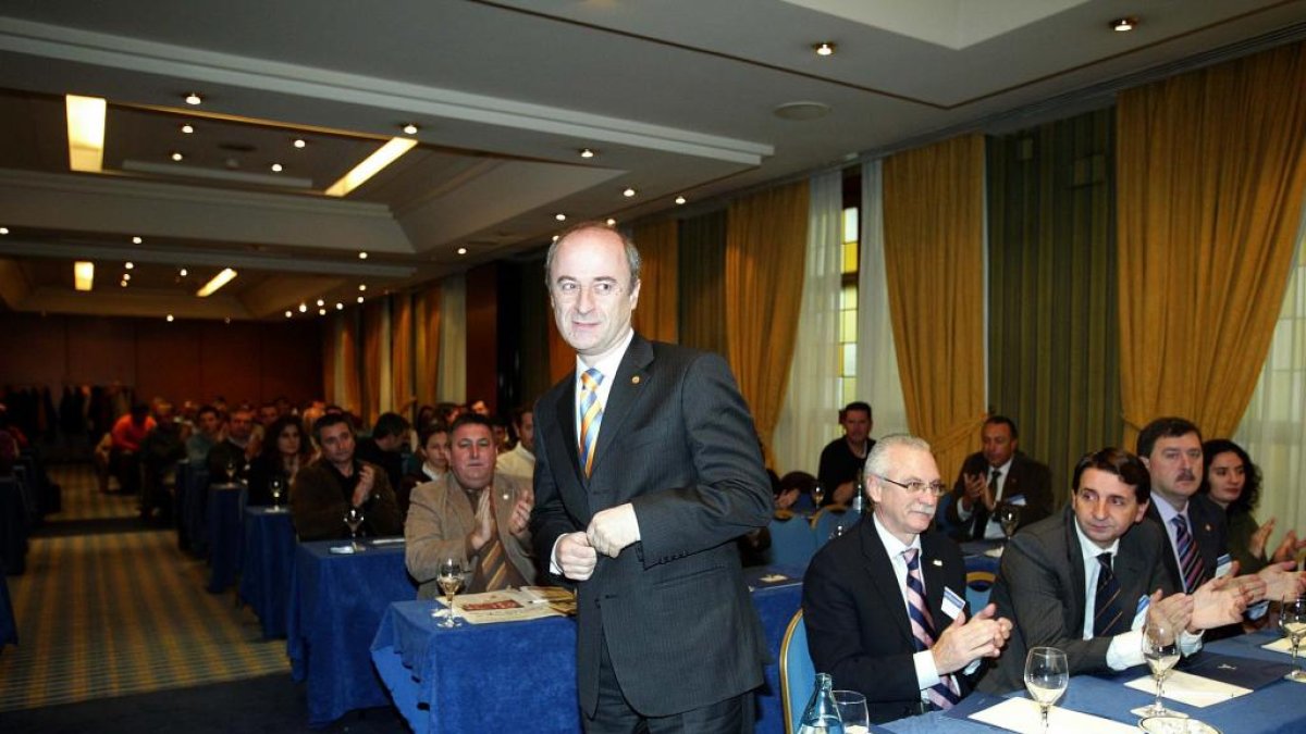 ASAMBLEA GENERAL DE LA REAL FEDERACION ESPAÑOLA DE VOLEIBOL DONDE HA SIDO ELEGIDO PRESIDENTE AGUSTIN MARTIN .
