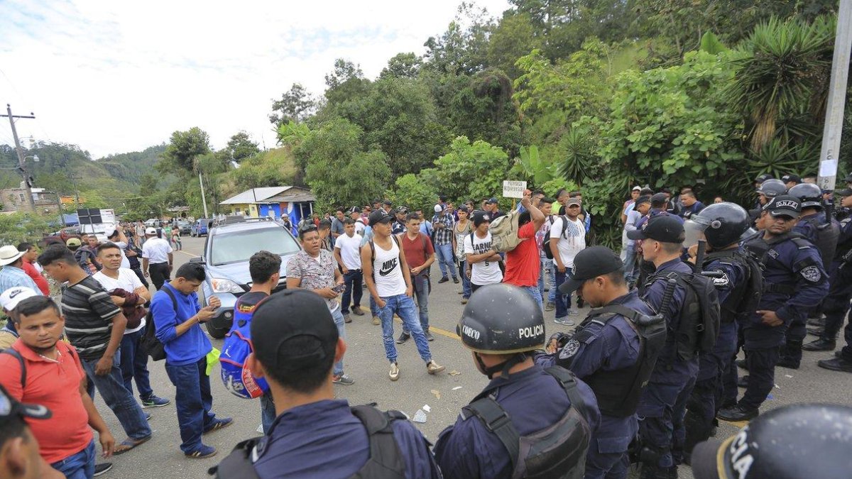 Migrantes hondureños ante un retén-GUSTAVO AMADOR// EFE