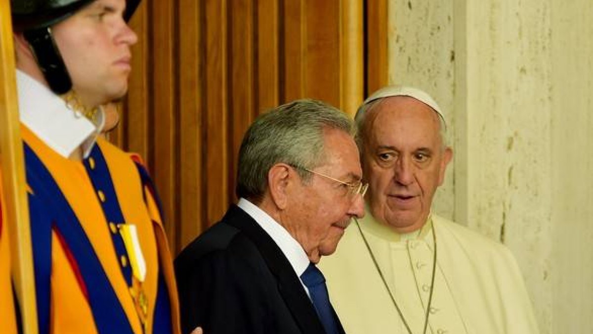 El papa Francisco y Raúl Castro, presidente de Cuba, tras la reunión que han mantenido en el Vaticano, este domingo.-AFP