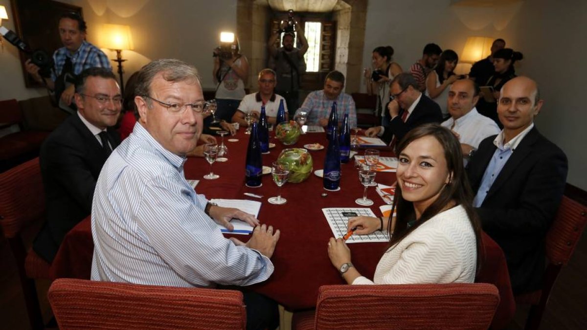 Los candidatos a la Alcaldía del Ayuntamiento de León por el PP y por Ciudadanos, Antonio Silván y Gemma Villarroel mantienen una reunión de trabajo en el Parador de San Marcos de la capital-ICAL