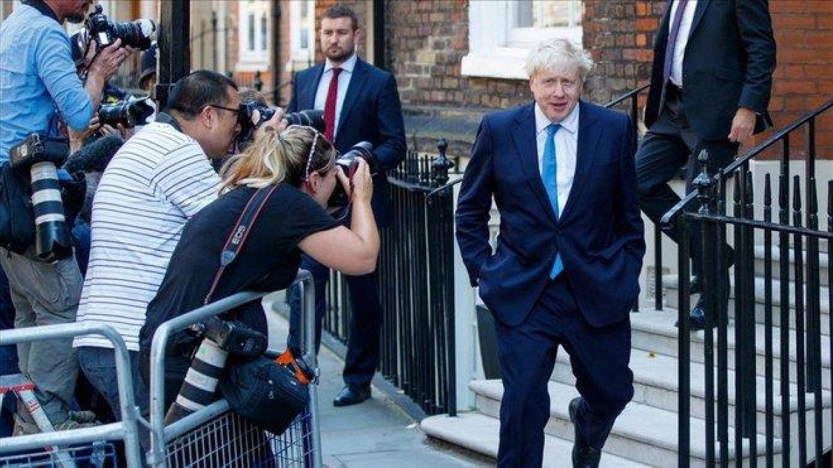 Boris Johnson abandona la oficina central de su campaña en Londres.-AP / TOLGA AKMEN