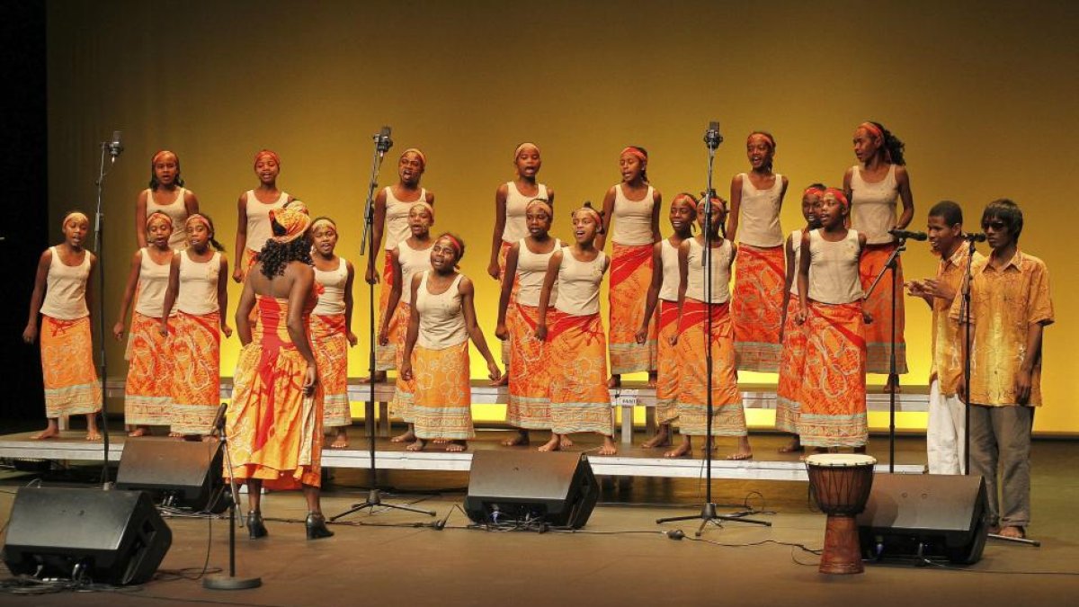 La coral Malagasy Gospel en uno de los conciertos de su gira ‘Había una vez 1.000 voces’.-EL MUNDO