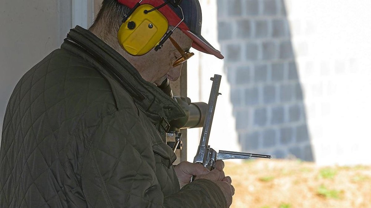 Uno de los participantes en el Campeonato Autonómico prepara su revolver ‘mariette’ para disparar.-NURIA MONGIL