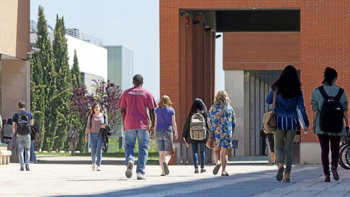 Estudiantes en el  Campus Miguel Delibes de la UVA