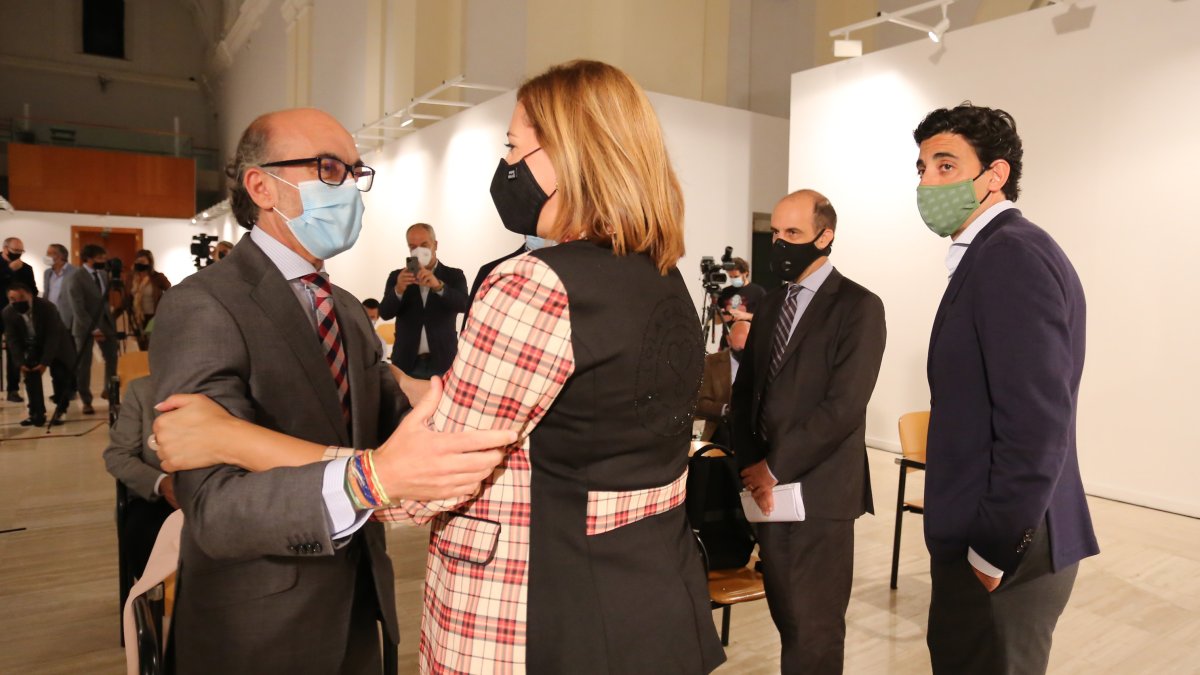 El consejero de Cultura y Turismo, Javier Ortega, saluda a la diputada Inmaculada Toledano al inicio del I Encuentro de Empresas y Entidades Deportivas de Castilla y León / Leticia Pérez / ICAL