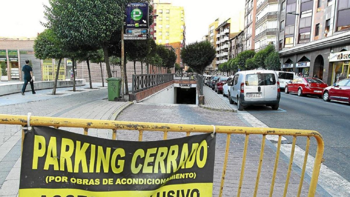 Imagen de archivo de la entrada del parking en el Campillo.-J. M. Lostau