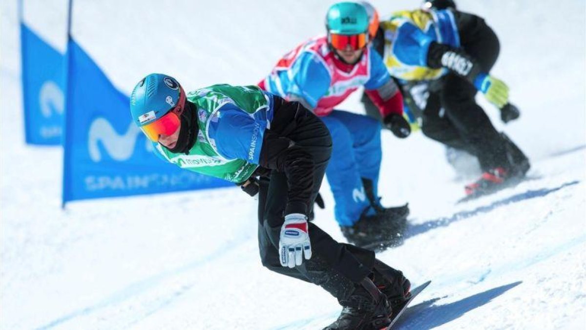 Lucas Eguibar, detrás del holandés Glenn de Bois, en una de las bajadas del snowboardcros de La Molina de Copa del Mundo, este sábado.-EFE / ENRIC FONTCUBERTA