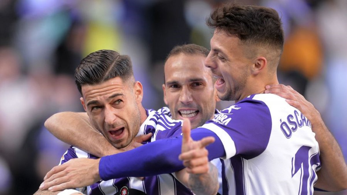 El-real-valladolid-celebra-un-gol