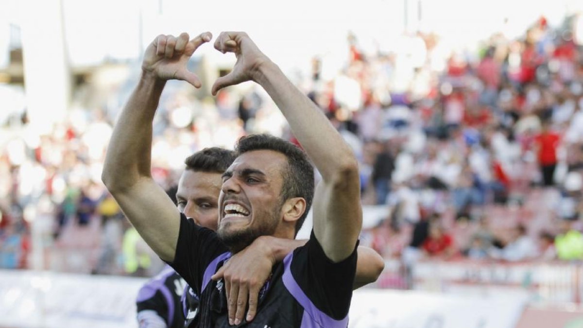 Jordán celebra junto a Lichnovsky el gol que marcó en el partido contra el Almería-Photo-Deporte