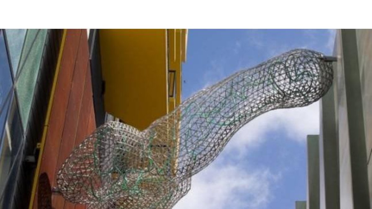 Polémica escultura en una estación de tren de Auckland (Nueva Zelanda).-