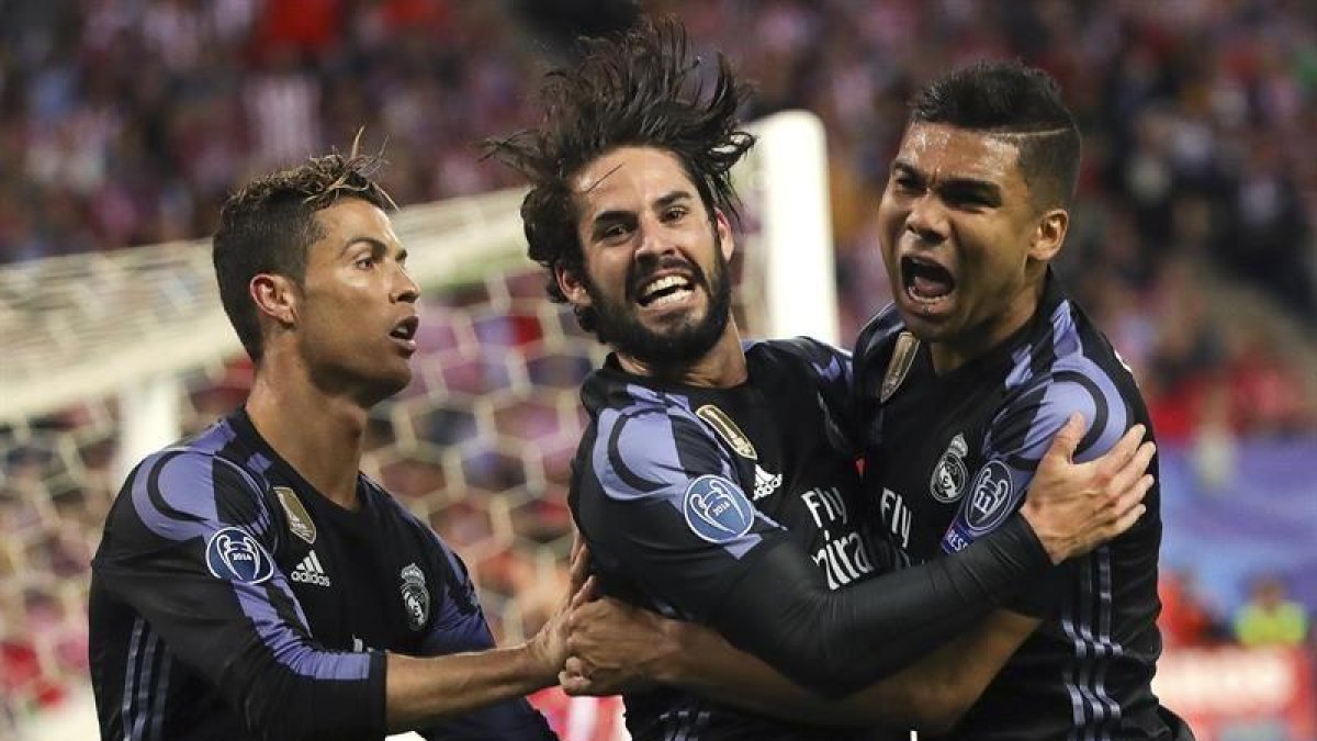 Xisco celebra su gol con Casemiro y Cristiano.-EFE