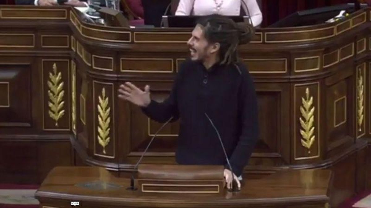 El bonito gesto de Alberto Rodríguez, de Ahora Podemos, con un diputado del PP.-EL PERIÓDICO