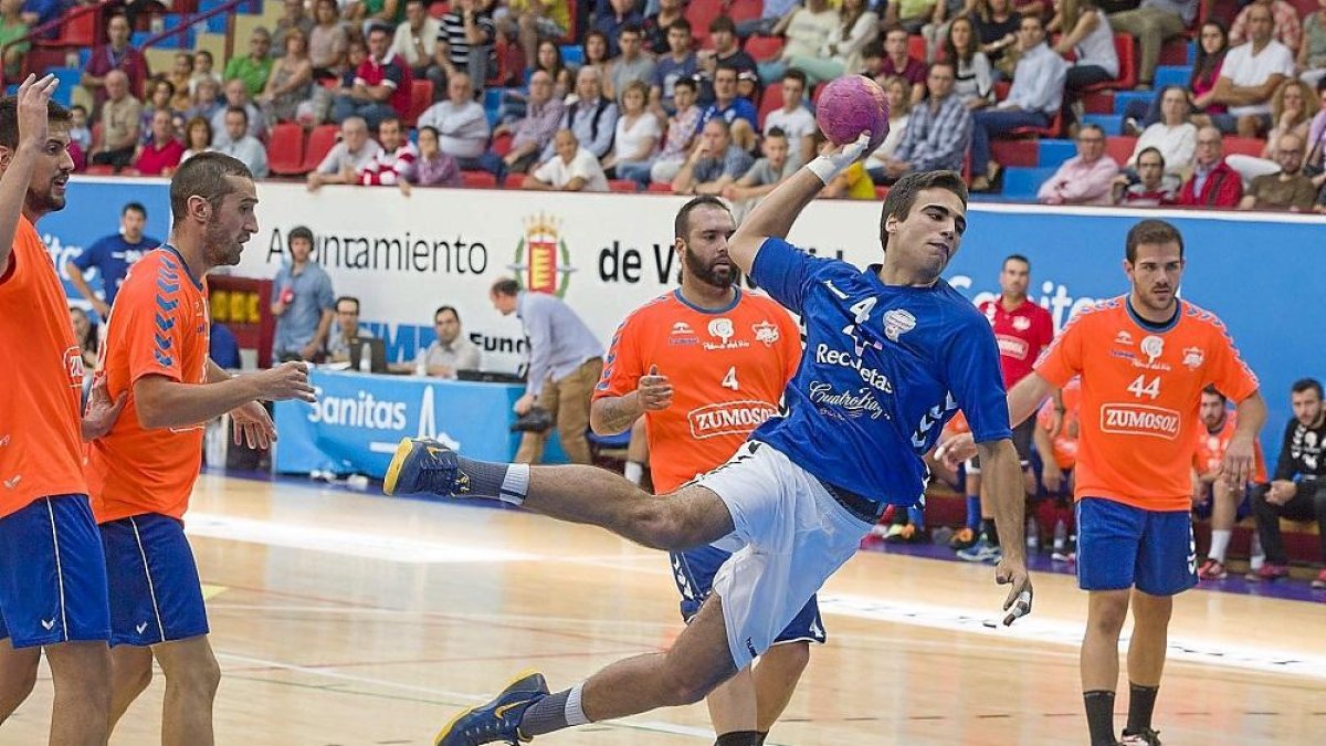 Nico López culmina una acción ofensiva del duelo jugado ante Palma del Río en septiembre de 2015.-P. REQUEJO