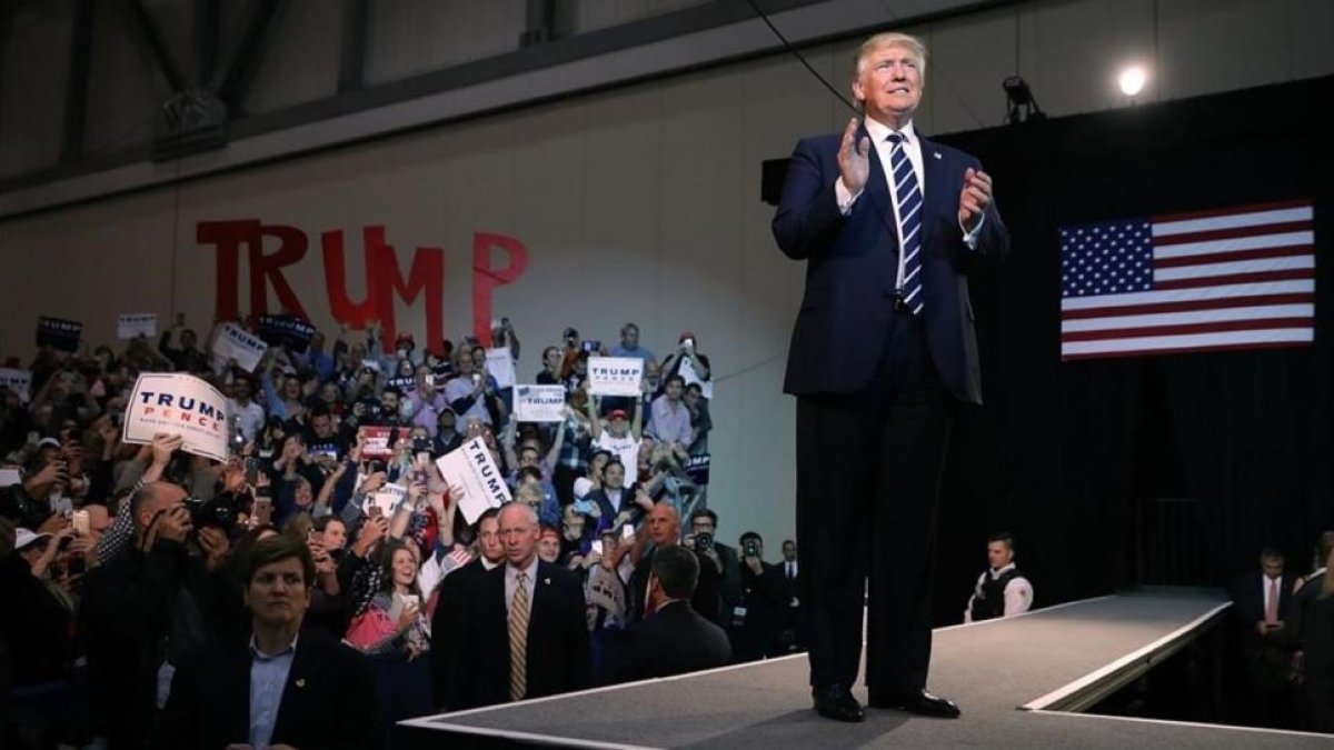 Trump en su último acto electoral en Michigan.-AFP / CHIP SOMODEVILLA