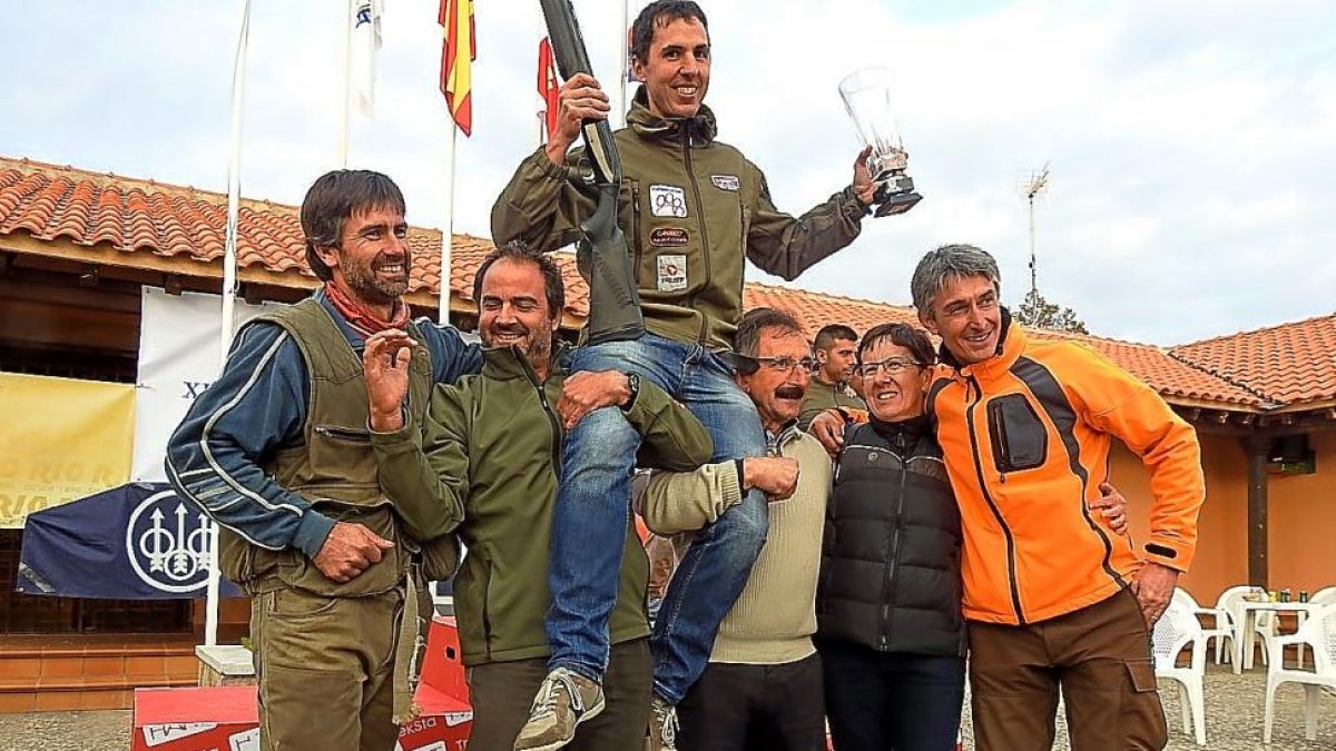 Arkaitz Egaña, defensor del título de campeón de España de caza menor con perro, muestra la copa.-LEONARDO DE LA FUENTE