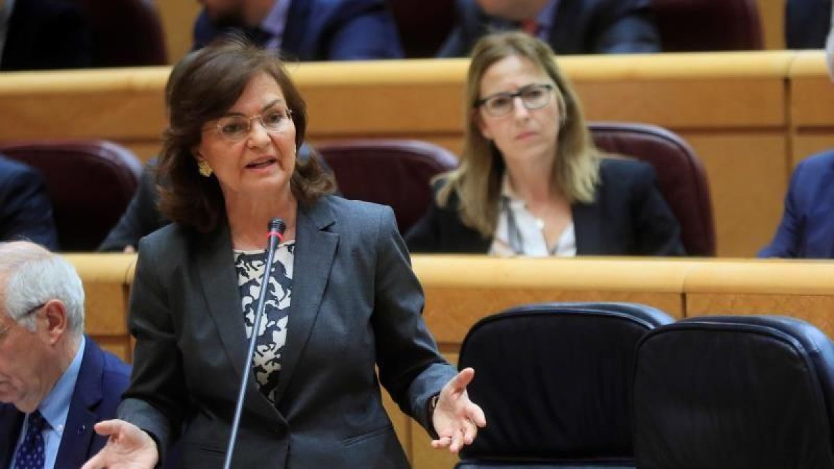 La vicepresidenta del Gobierno, Carmen Calvo, interviene durante la sesión de control al Gobierno en el Pleno del Senado, este martes en Madrid.-EFE