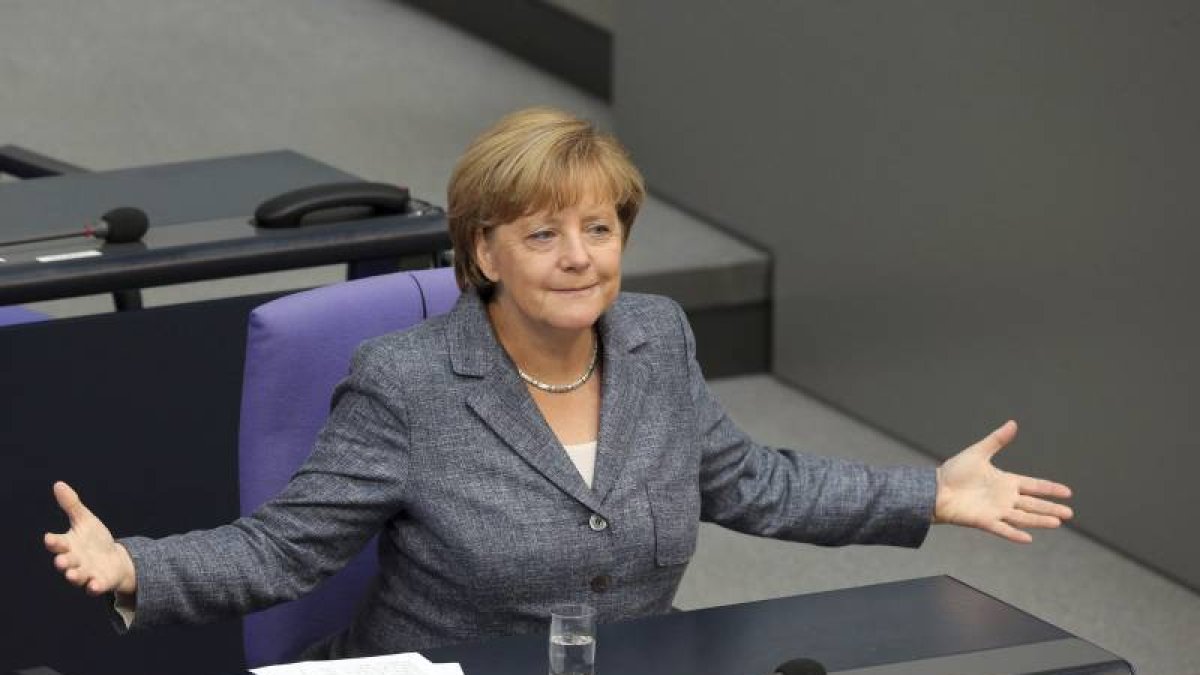 La canciller alemana, Angela Merkel, participa en el debate y votación del tercer rescate a Grecia.-Foto: EFE / W. KUMM