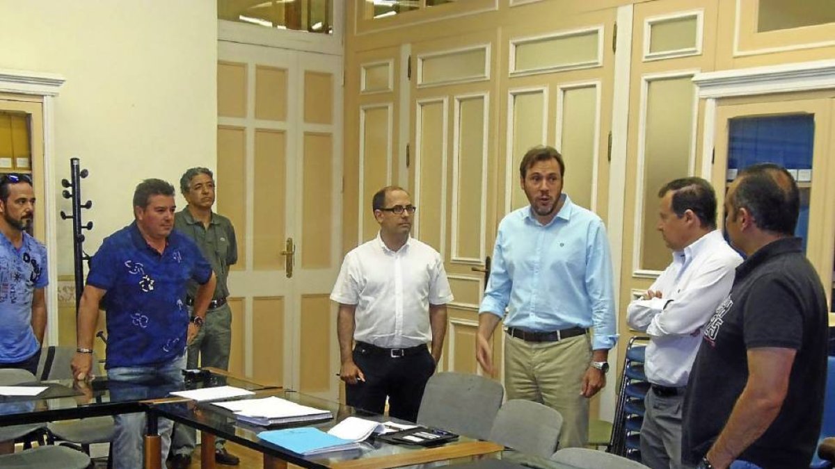 Vélez (en el medio), junto al alcalde, Óscar Puente, hablando con los trabajadores de Auvasa.-El Mundo