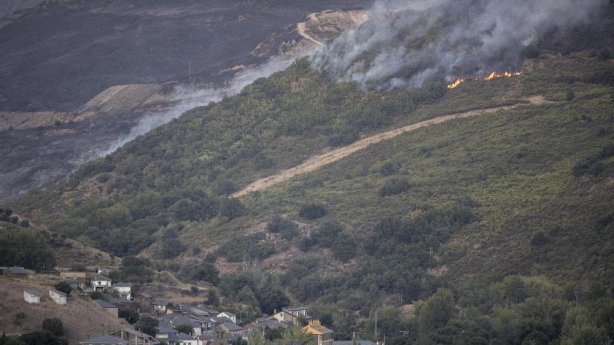 Imagen del incendio forestal declarado en la Sierra de la Cabrera en León.-EL MUNDO