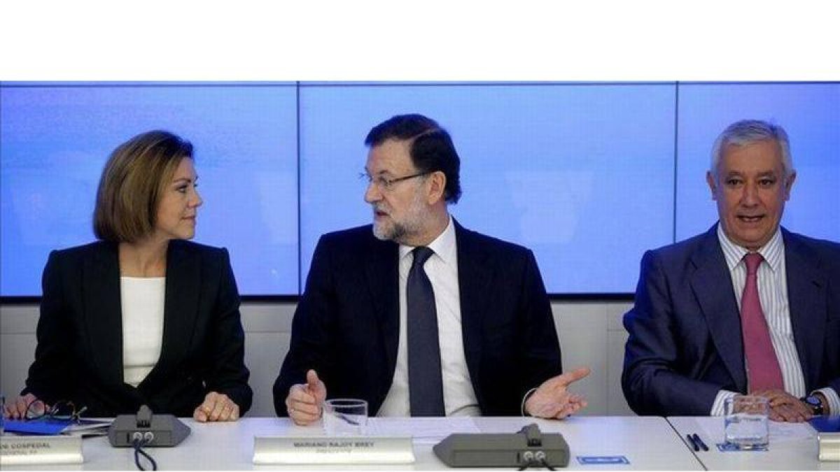 Mariano Rajoy, flanqueado por María Dolores de Cospedal y Javier Arenas, en la reunión del comité ejecutivo nacional del PP.-Foto: JOSÉ LUIS ROCA