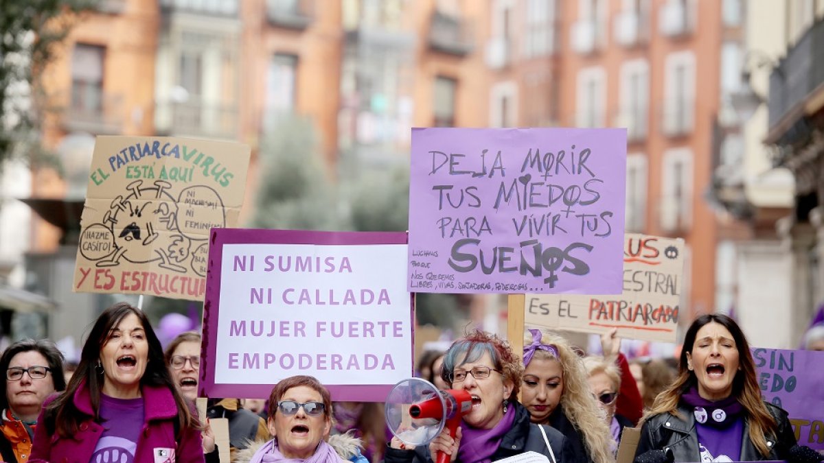 Concentración por el día de la mujer en una imagen de archivo.- ICAL