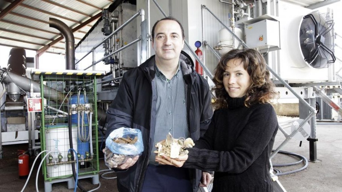 César Ciriano y Laura Hernández, junto a la planta de torrefacción de madera que se emplea en Duruelo de la Sierra para realizar los ensayos.-LUIS ÁNGEL TEJEDOR