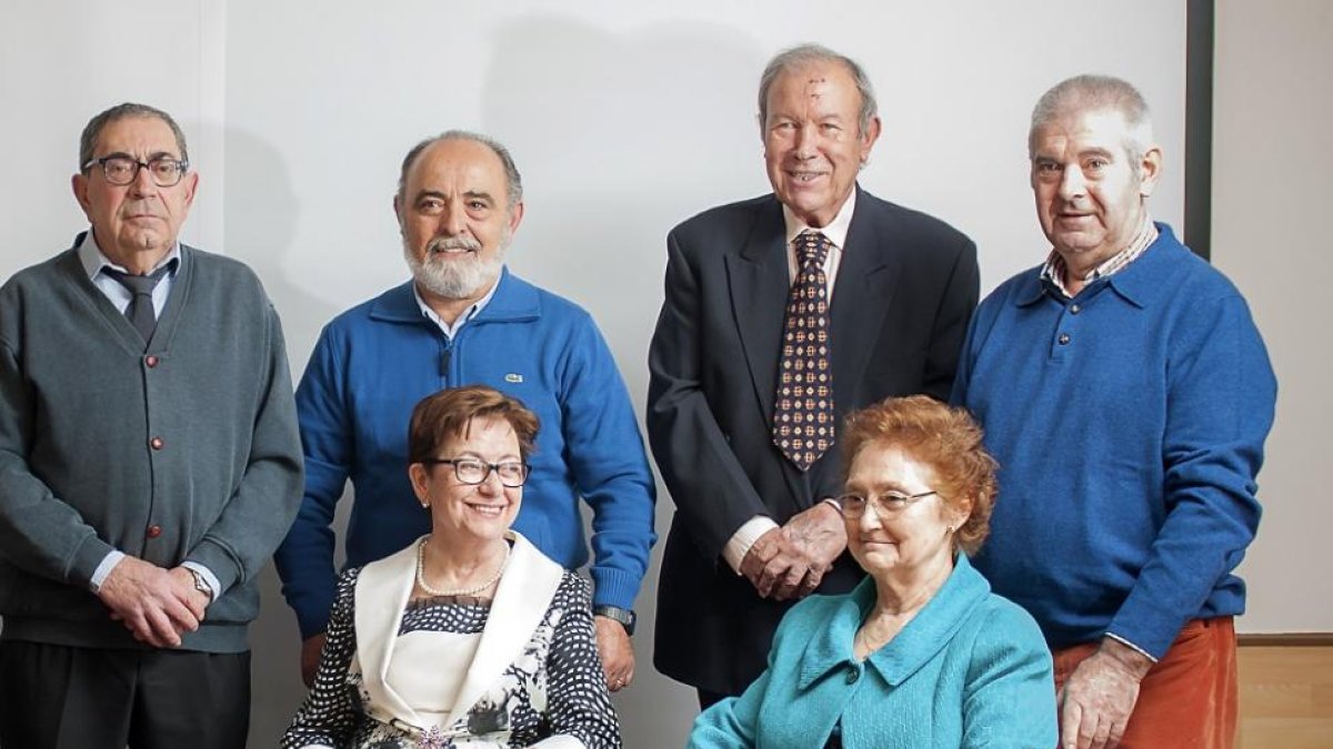 César, Gloria, Senén, Alberto, Carlos y Evangelina, del Grupo Helen. La imagen del cerebro de colores es el logotipo diseñado por la niña Fiona Doncaster, sobrina de un miembro del grupo.-ALZHEIMERLEÓN