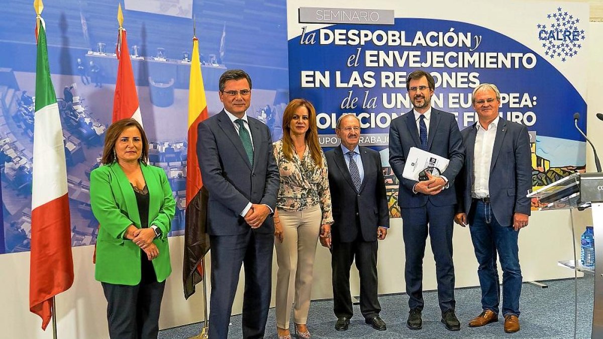 Silvia Clemente, junto al resto de parlamentarios europeos, en el inicio de las jornadas en las Cortes.-ICAL