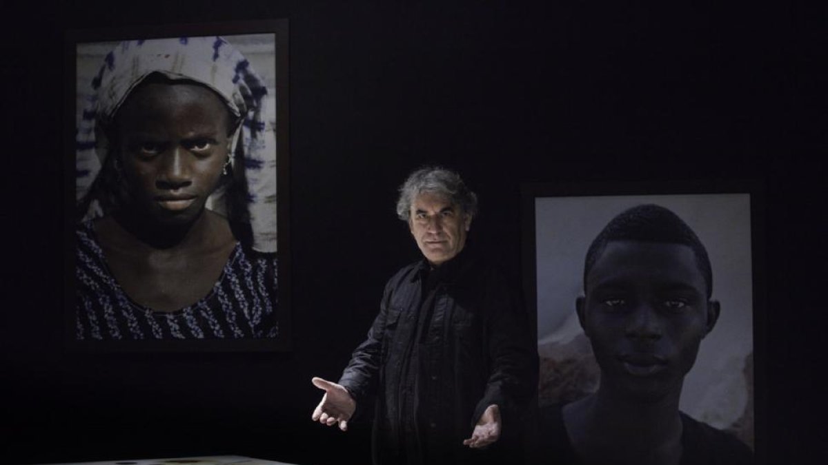 Ángel Marcos con obras de ‘La mar negra’.-GONZALO ARROYO
