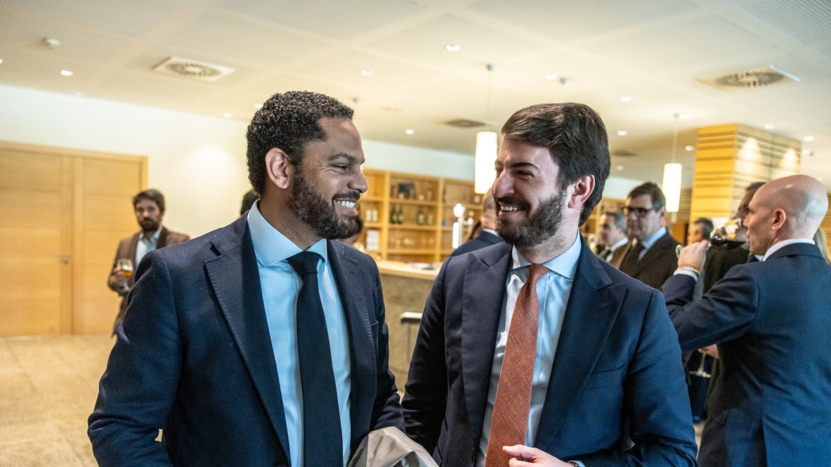 Juan García-Gallardo e Ignacio Garriga, en las Cortes durante visita que este jueves hacía el dirigente nacional de Vox a Castilla y León.- TWITTER