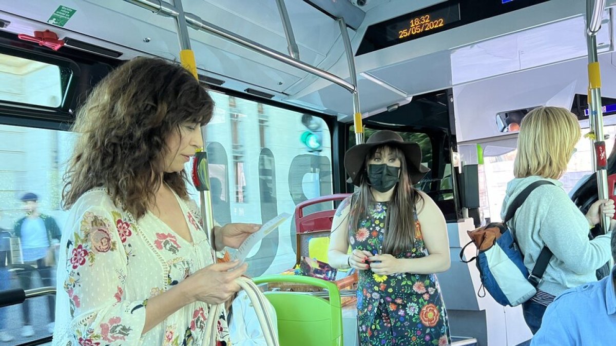 Actividades previas a la Feria del Libro en los buses urbanos. / E. M.