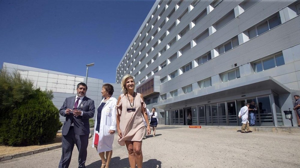 La consejera de Sanidad, Verónica Casado, visita el Hospital Nuestra Señora de Sonsoles, donde mantiene varias reuniones con representantes del sistema y servicio sanitario.-