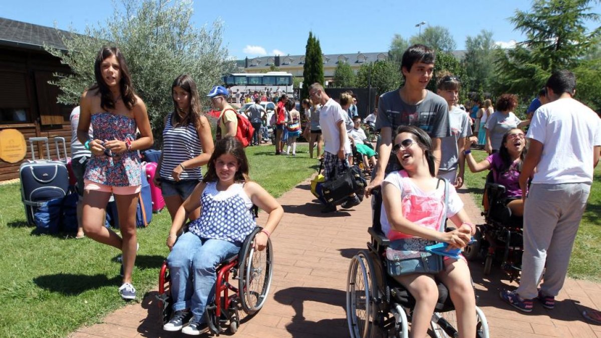 Llegada de los niños al campamento de integración de la fundación ASPAYM ‘El bosque de los sueños’ en la localidad berciana de Cubillos del Sil-ICAL