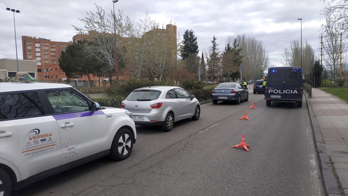 Controles de la Policía a la entrada del Polígono de Argales de Valladolid. - ICAL