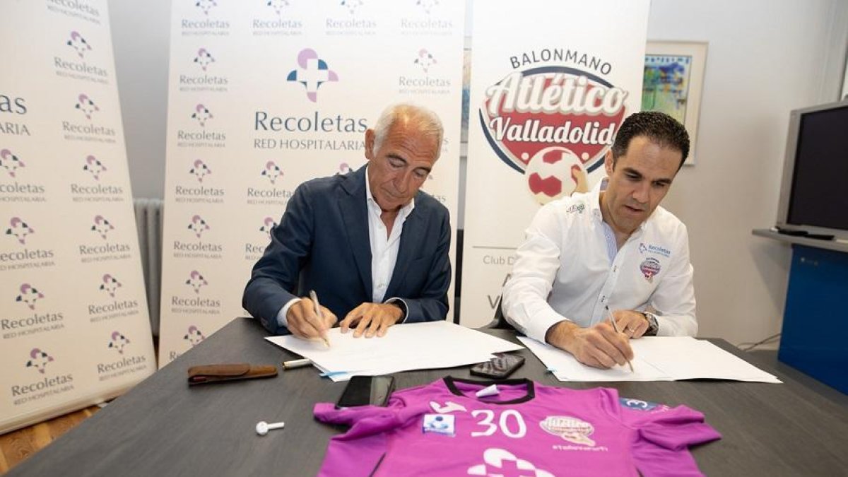 Amando Rodríguez (Recoletas) y Mario Arranz (BMAtlético Valladolid) ayer durante la firma del nuevo contrato.-G. V.