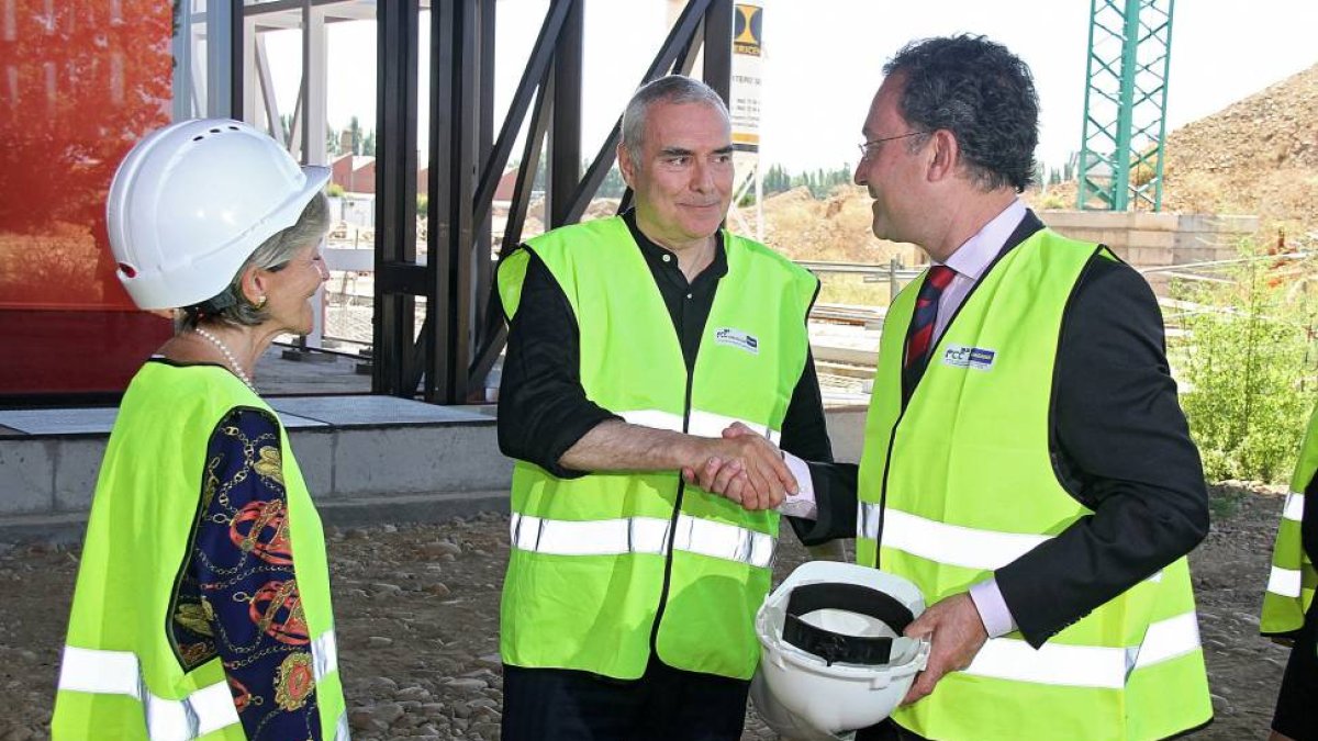 El portavoz del equipo de Gobierno del Ayuntamiento de León, Fernando Salguero (D), y la concejala de Urbanismo y Medio Ambiente, Ana Franco (I), reciben al arquitecto coordinador del Palacio de Congresos y Exposiciones y Recinto Ferial, Dominique Perraul-Ical