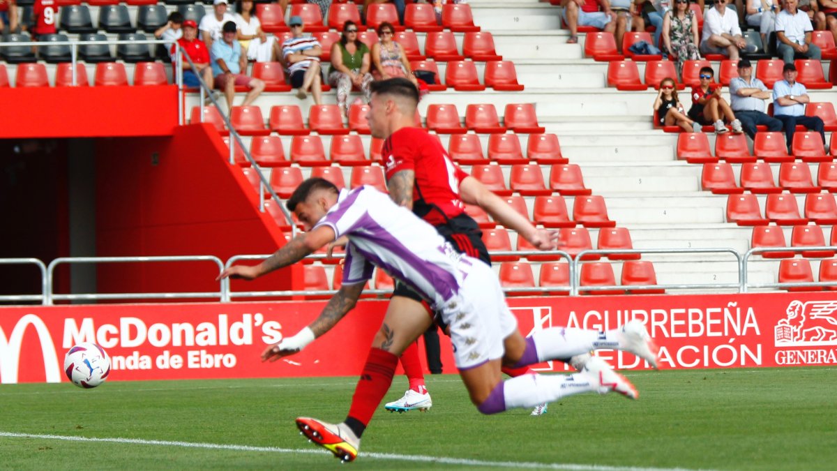Sergio León no llega a un remate.