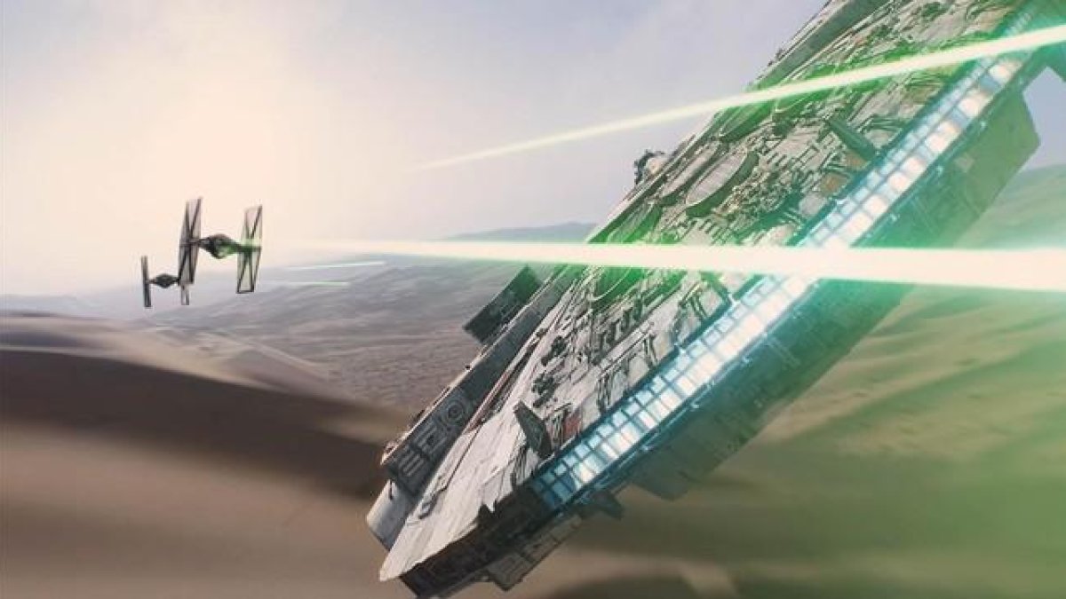 La nave de Hans Solo, el Halcón Milenario, en un fotograma de 'Star Wars el despertar de la fuerza'.-
