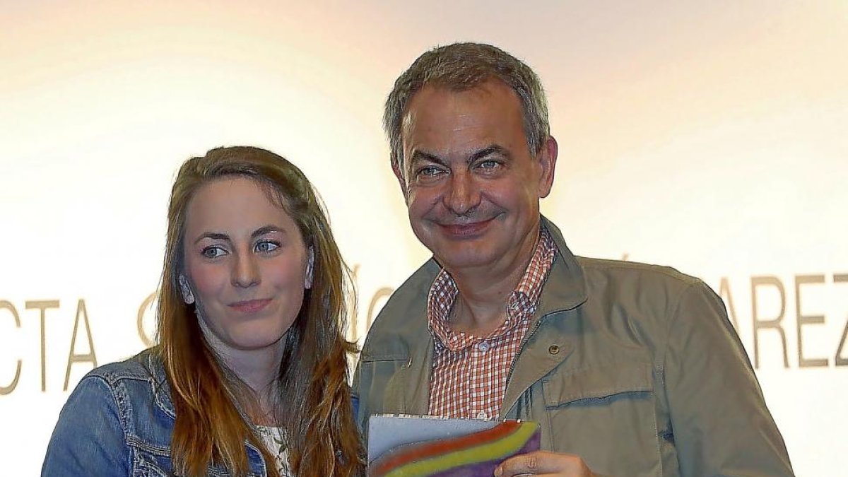 La secretaria de las JJSS de Castilla y León, Andrea Carrascal, junto a José Luis Rodríguez Zapatero.-ICAL