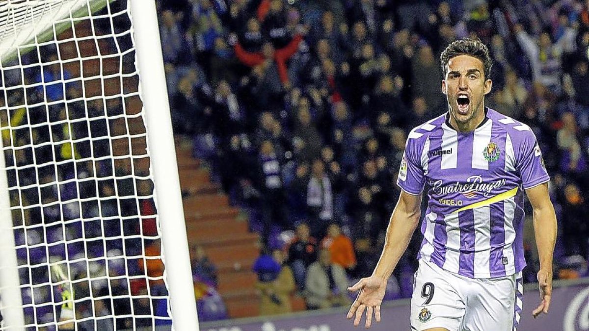 Mata celebra su gol al Oviedo, en el partido del pasado sábado.-J.M. LOSTAU