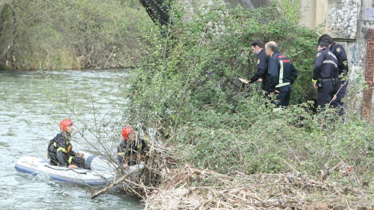Los bomberos de Ponferrada buscan a un niño caído en el río Sil-ICAL