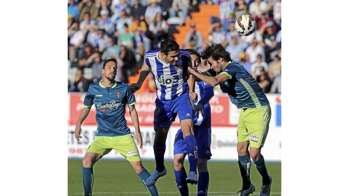 Acorán cabecea tras anticiparse a Valiente en uno de los numerosos ataques de la Ponferradina-Luis de la Mata