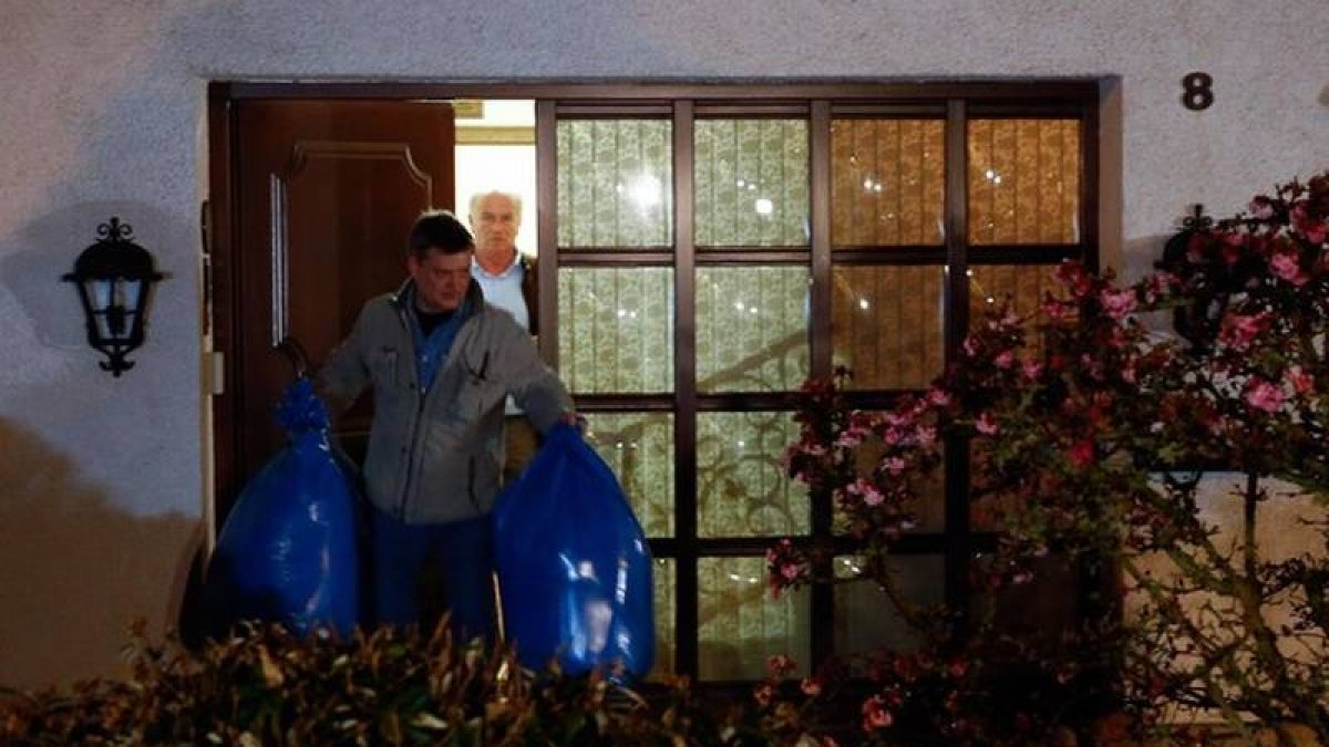 La policía alemana también inspeccionó la casa de los padres de Lubitz en Montabaur.-Foto: REUTERS / KAI PFAFFENBACH