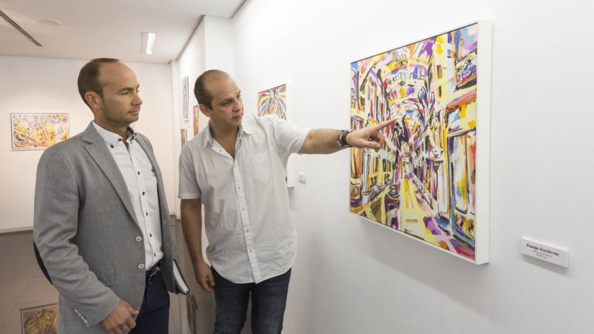 El diputado provincial de Cultura Eduardo Marcos, junto a Juan Carlos Velasco, en la inauguración de la exposición ‘Sinestesias’ en el teatro Zorrilla-Ical