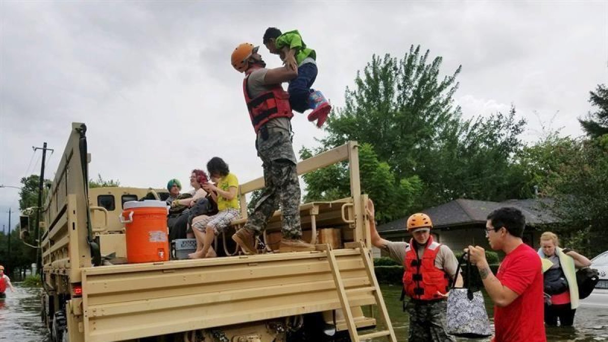 Equipos de socorristas fueron registrados este domingo al asistir a varias personas afectadas por las inundaciones, tras el paso de huracán Harvey, en Houston (Texas, EE.UU.).-EFE