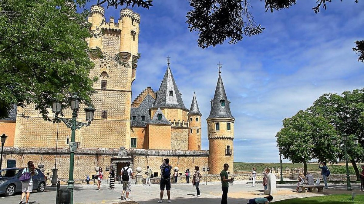 Turistas en el acceso al Alcázar de Segovia.-ROSA BLANCO