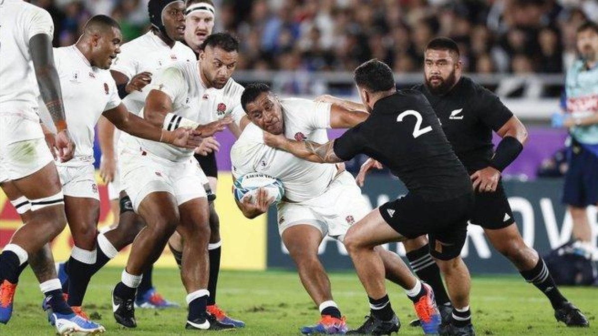 El inglés Mako Bunipora avanza con el balón en un lance de la semifinal frente a Nueva Zelanda.-AFP / KISHIMOTO